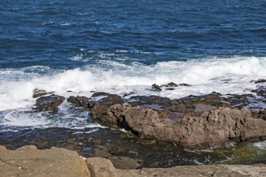 İstanbul 'daki Karadeniz kıyılarından deniz manzarası, dalgalar ve uçurumlar
