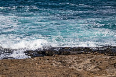 İstanbul 'daki Karadeniz kıyılarından deniz manzarası, dalgalar ve uçurumlar