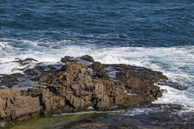 İstanbul 'daki Karadeniz kıyılarından deniz manzarası, dalgalar ve uçurumlar