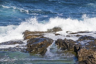 İstanbul 'daki Karadeniz kıyılarından deniz manzarası, dalgalar ve uçurumlar
