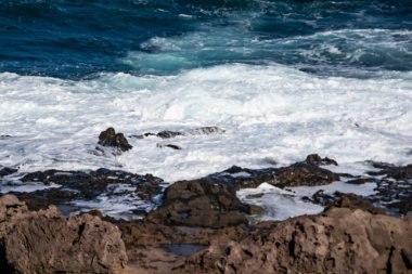 İstanbul 'daki Karadeniz kıyılarından deniz manzarası, dalgalar ve uçurumlar