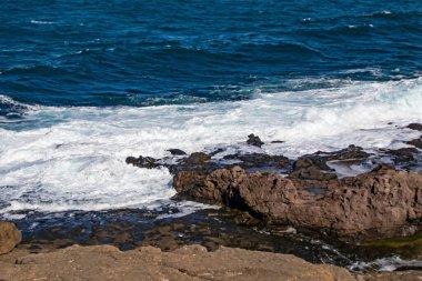 İstanbul 'daki Karadeniz kıyılarından deniz manzarası, dalgalar ve uçurumlar