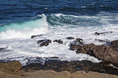 İstanbul 'daki Karadeniz kıyılarından deniz manzarası, dalgalar ve uçurumlar