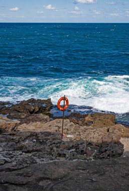 İstanbul 'daki Karadeniz kıyılarından deniz manzarası, dalgalar ve uçurumlar