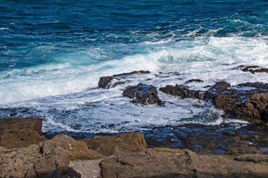 İstanbul 'daki Karadeniz kıyılarından deniz manzarası, dalgalar ve uçurumlar