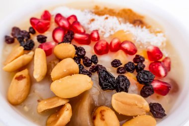 Geleneksel Türk tatlısını yemeye hazırım.