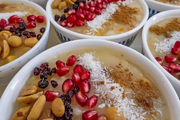 Geleneksel Türk tatlısını yemeye hazırım.