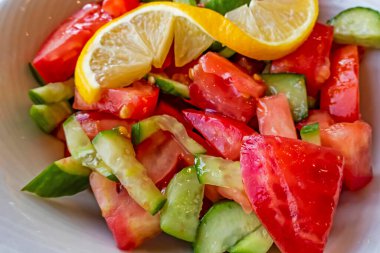 Domates, salatalık ve limon dilimli hazır salata.