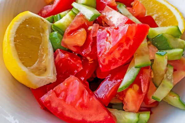 Ensalada Lista Para Comer Con Rodajas Tomate Pepino Limón —  Fotos de Stock