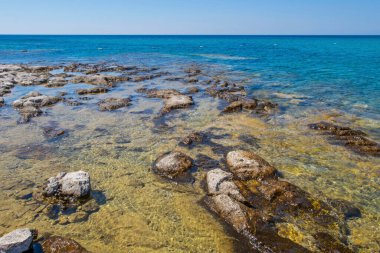 Yaz mevsiminde deniz manzarası için rahatlatıcı