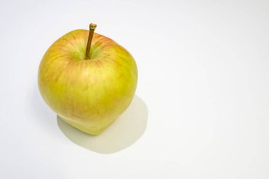 Beyaz arkaplanda yeşil elma