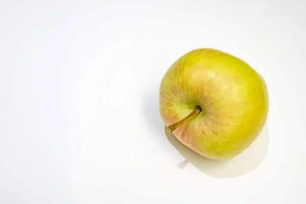 Grüner Apfel Auf Weißem Hintergrund — Stockfoto