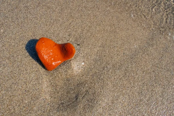 Orange Heart Shaped Stone Beach — Stock Photo, Image