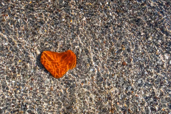 Orangen Herzförmigen Stein Strand — Stockfoto