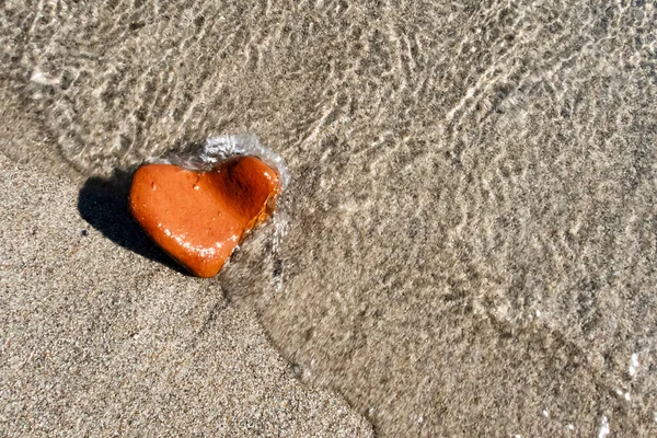 Pietra Arancione Forma Cuore Spiaggia — Foto Stock