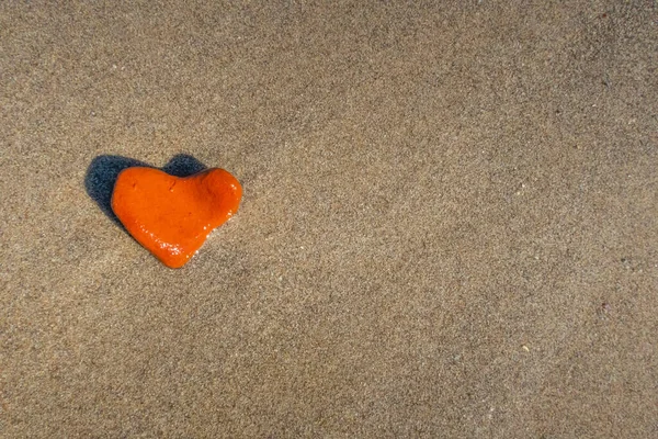 Оранжевый Камень Форме Сердца Пляже — стоковое фото