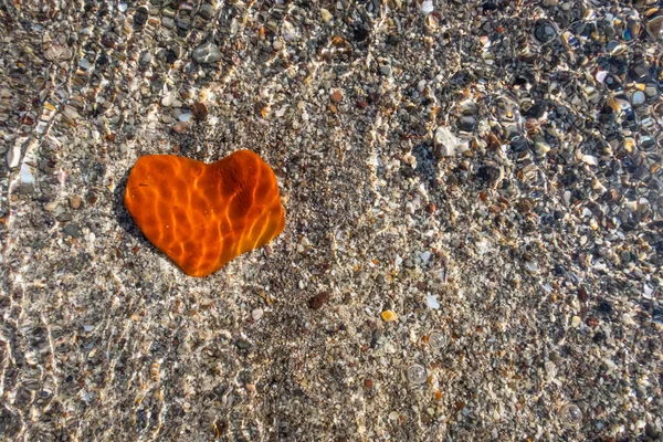 Orangen Herzförmigen Stein Strand — Stockfoto
