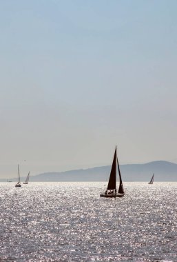 Marmara Denizi, İstanbul, Türkiye-4 Ekim 2020. İstanbul 'da yaz mevsiminde Marmara Denizi üzerinde Deniz Burnu ve Tekneleri