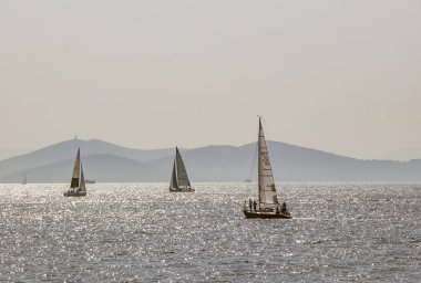 Marmara Denizi, İstanbul, Türkiye-4 Ekim 2020. İstanbul 'da yaz mevsiminde Marmara Denizi üzerinde Deniz Burnu ve Tekneleri