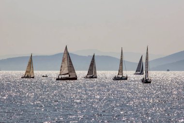 Marmara Denizi, İstanbul, Türkiye-4 Ekim 2020. İstanbul 'da yaz mevsiminde Marmara Denizi üzerinde Deniz Burnu ve Tekneleri