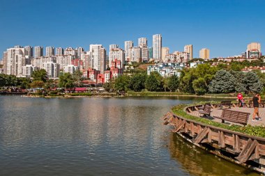 Bahçeşhir, İstanbul, Hindi-Ağustos 2.20.bahçeşhir modern mimarisi ve binaları, yeşil doğa ve parklarıyla