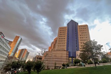 İstanbul, Türkiye. 8 Ekim 2025. İstanbul 'un Günbatımındaki Modern Addresiu Merkezi. İstanbul' un Sisli ilçesinde önemli bir mobilya ve dekorasyon merkezi olan Addresithe 'nin mimari fotoğrafı..