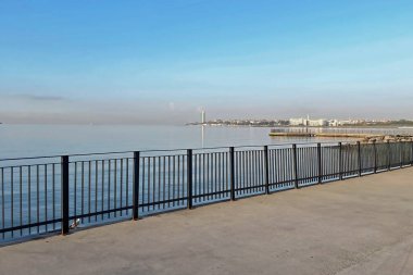 İstanbul, Türkiye. 9.2025. İstanbul 'da Huzurlu Sabah. Marmara Denizi' nin sakin manzarası ve Atakoy Baruthane Halk Parkı 'nın Yesilkoy kıyı şeridi. Seyahat, doğa ve kentsel temalar için ideal.