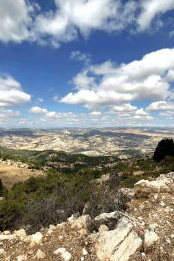 Majestic Mountain Range View. Güzel bir gökyüzünün altındaki kayan tepelerin ve vadilerin geniş panoramik manzarası. Doğa ve seyahat içeriği için mükemmel.