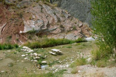   Canyon Creek Pikniği. Güzel, kayalık bir kanyonun içindeki sığ bir derede huzurlu, uzak bir piknik yeri. Seyahat ve doğa temaları için mükemmel..                           