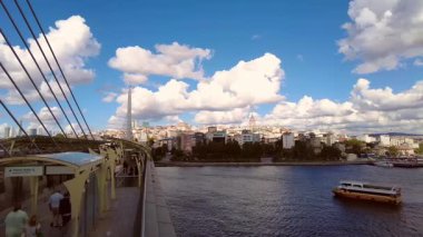 Haliç, İstanbul, Türkiye. 18,2025. Hali Metro Köprüsü 'nden İstanbul Altın Boynuz Manzarası. İstanbul 'daki Hali Metro Köprüsü' nden Golden Horn ve Eski Şehir 'e tepeden bakan bulutlu bir gökyüzü. Seyahat ve şehir temaları için mükemmel.