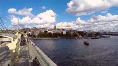 Haliç, İstanbul, Türkiye. 18,2025. Hali Metro Köprüsü 'nden İstanbul Altın Boynuz Manzarası. İstanbul 'daki Hali Metro Köprüsü' nden Golden Horn ve Eski Şehir 'e tepeden bakan bulutlu bir gökyüzü. Seyahat ve şehir temaları için mükemmel.