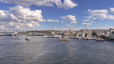 Haliç, İstanbul, Türkiye. 18,2025. Hali Metro Köprüsü 'nden İstanbul Altın Boynuz Manzarası. İstanbul 'daki Hali Metro Köprüsü' nden Golden Horn ve Eski Şehir 'e tepeden bakan bulutlu bir gökyüzü. Seyahat ve şehir temaları için mükemmel.