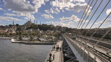 Haliç, İstanbul, Türkiye. 18,2025. Hali Metro Köprüsü 'nden İstanbul Altın Boynuz Manzarası. İstanbul 'daki Hali Metro Köprüsü' nden Golden Horn ve Eski Şehir 'e tepeden bakan bulutlu bir gökyüzü. Seyahat ve şehir temaları için mükemmel.