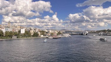 Haliç, İstanbul, Türkiye. 18,2025. Hali Metro Köprüsü 'nden İstanbul Altın Boynuz Manzarası. İstanbul 'daki Hali Metro Köprüsü' nden Golden Horn ve Eski Şehir 'e tepeden bakan bulutlu bir gökyüzü. Seyahat ve şehir temaları için mükemmel.