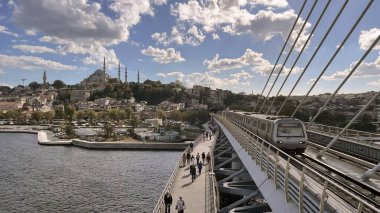 Haliç, İstanbul, Türkiye. 18,2025. Hali Metro Köprüsü 'nden İstanbul Altın Boynuz Manzarası. İstanbul 'daki Hali Metro Köprüsü' nden Golden Horn ve Eski Şehir 'e tepeden bakan bulutlu bir gökyüzü. Seyahat ve şehir temaları için mükemmel.