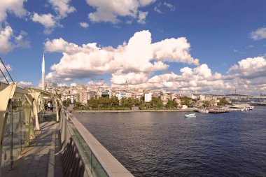 Haliç, İstanbul, Türkiye. 18,2025. Hali Metro Köprüsü 'nden İstanbul Altın Boynuz Manzarası. İstanbul 'daki Hali Metro Köprüsü' nden Golden Horn ve Eski Şehir 'e tepeden bakan bulutlu bir gökyüzü. Seyahat ve şehir temaları için mükemmel.