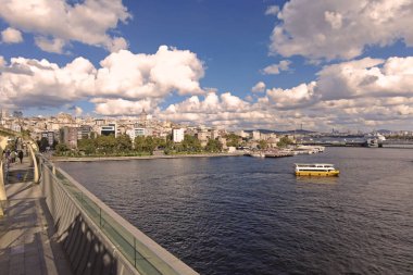 Haliç, İstanbul, Türkiye. 18,2025. Hali Metro Köprüsü 'nden İstanbul Altın Boynuz Manzarası. İstanbul 'daki Hali Metro Köprüsü' nden Golden Horn ve Eski Şehir 'e tepeden bakan bulutlu bir gökyüzü. Seyahat ve şehir temaları için mükemmel.