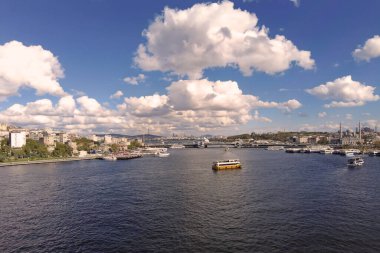 Haliç, İstanbul, Türkiye. 18,2025. Hali Metro Köprüsü 'nden İstanbul Altın Boynuz Manzarası. İstanbul 'daki Hali Metro Köprüsü' nden Golden Horn ve Eski Şehir 'e tepeden bakan bulutlu bir gökyüzü. Seyahat ve şehir temaları için mükemmel.