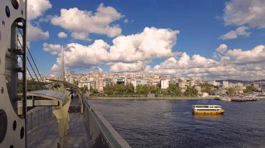 Haliç, İstanbul, Türkiye. 18,2025. Hali Metro Köprüsü 'nden İstanbul Altın Boynuz Manzarası. İstanbul 'daki Hali Metro Köprüsü' nden Golden Horn ve Eski Şehir 'e tepeden bakan bulutlu bir gökyüzü. Seyahat ve şehir temaları için mükemmel.
