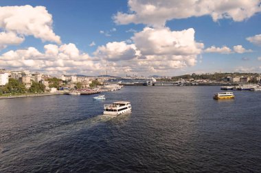 Haliç, İstanbul, Türkiye. 18,2025. Hali Metro Köprüsü 'nden İstanbul Altın Boynuz Manzarası. İstanbul 'daki Hali Metro Köprüsü' nden Golden Horn ve Eski Şehir 'e tepeden bakan bulutlu bir gökyüzü. Seyahat ve şehir temaları için mükemmel.