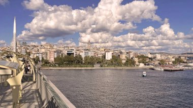 Haliç, İstanbul, Türkiye. 18,2025. Hali Metro Köprüsü 'nden İstanbul Altın Boynuz Manzarası. İstanbul 'daki Hali Metro Köprüsü' nden Golden Horn ve Eski Şehir 'e tepeden bakan bulutlu bir gökyüzü. Seyahat ve şehir temaları için mükemmel.