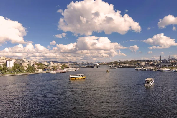 Haliç, İstanbul, Türkiye. 18,2025. Hali Metro Köprüsü 'nden İstanbul Altın Boynuz Manzarası. İstanbul 'daki Hali Metro Köprüsü' nden Golden Horn ve Eski Şehir 'e tepeden bakan bulutlu bir gökyüzü. Seyahat ve şehir temaları için mükemmel.