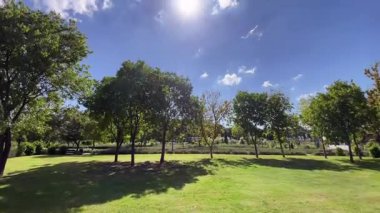 Atakoy, İstanbul, Türkiye. 21 Eylül 2025. İstanbul Büyükşehir Belediyesi tarafından inşa edilen Atatürk Havalimanı ve Ayamama Deresi yakınlarındaki Ayamama Yaşam Vadisi, yemyeşil, eğlence ve spor alanlarıyla övünüyor..