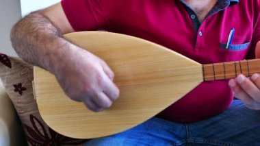 Müzik aleti, Türk saz oynayan adam Türk saz,
