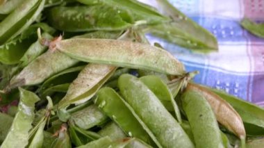 onların kabukları soyulmuş bezelye, bir kadın bezelye taneleri kabuklarından üzerinden temizler.,