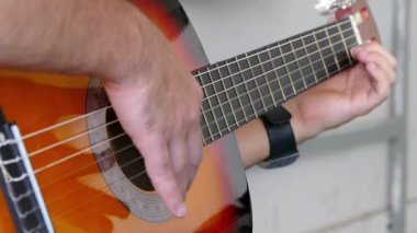 Guitarvideo gitar yakın parmak ve strings.4k, Uhd oynayan adam