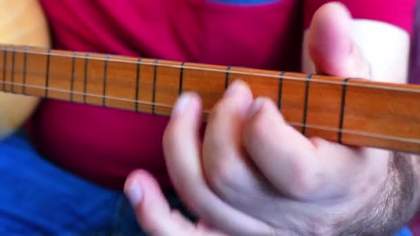 Mann Spielt Türkischen Sazman Spielt Türkischen Saz Balama — Stockvideo