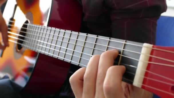 Een Muzikant Speelt Een Solo Gitaar — Stockvideo