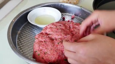 sığır eti köfte, sığır eti üzerinden küçük köfte yapmak için,