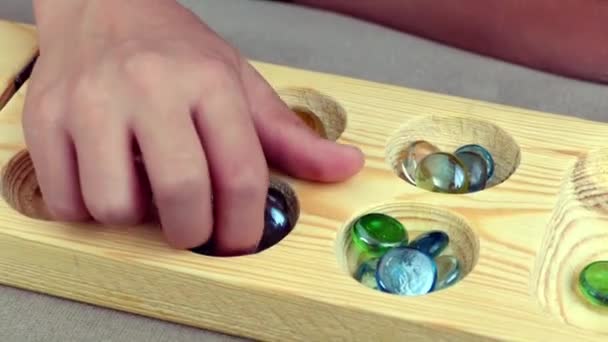 Mancala Spelende Kinderen Spelen Mancala Houten Mancala Stenen — Stockvideo